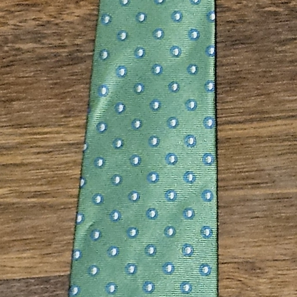 BROOKS BROTHERS  mens IRREGULAR 100% Silk Made In USA Tie SIZE 60x4 COLOR GREEN